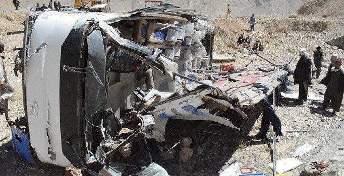 Etiyopya'da fazla yolcu alan otobüs devrildi: 17 ölü