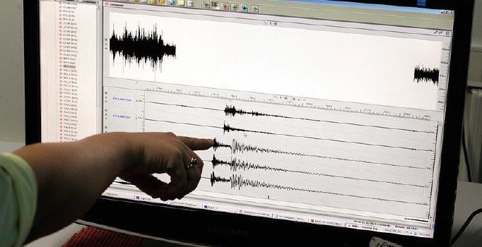 Endonezya'da 6,2 büyüklüğünde deprem