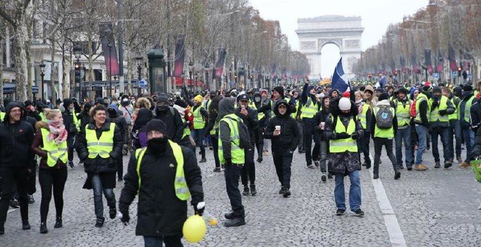 Fransa'da 'Sarı Yelekliler'in gösterisi yasaklandı