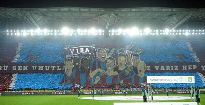 Trabzonspor taraftarı, Medipol Başakşehir maçı öncesi koreografi şovu yaptı.