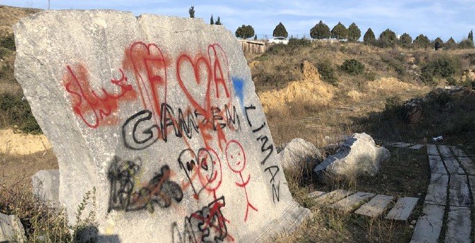 İznik'te 2200 yıllık Berberkaya lahdine sprey boyalarla yazı yazdılar