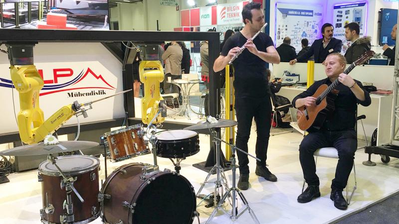 Bateri çalan robotun konseri, izleyenleri şaşırttı