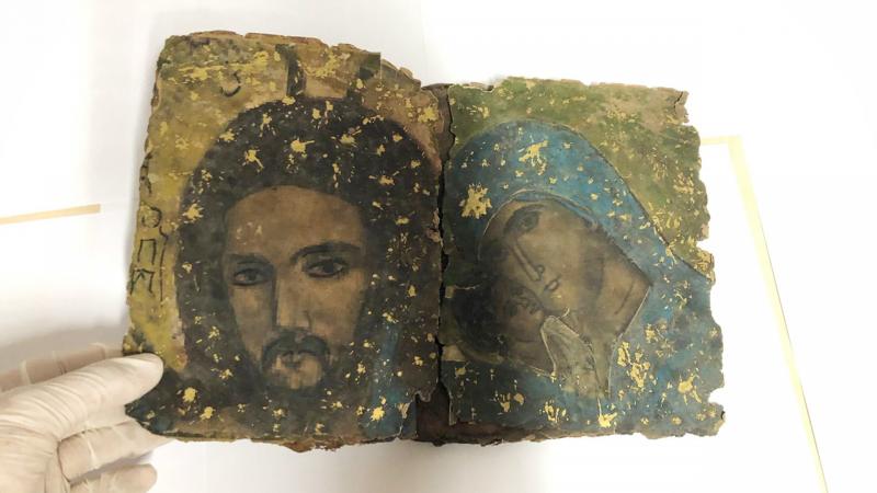 Hz. İsa ile Hz. Meryem tasvirleri bulunan 800 yıllık kitap ele geçirildi