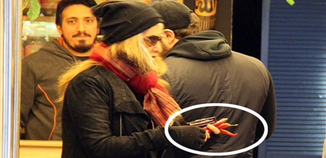 Bennu Gerede elinde kırmızı biberle Nişantaşı sokaklarında