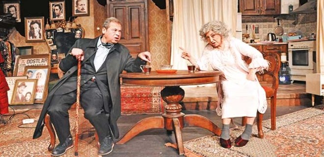 Yasemin Yalçın ve İlyas İlbey tiyatroseverlerle buluştu