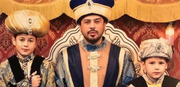 Emre Altuğ ve oğullarından fetih pozu