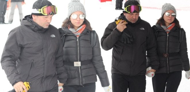 Ali Sunal eşinin elini bir an olsun bırakmadı