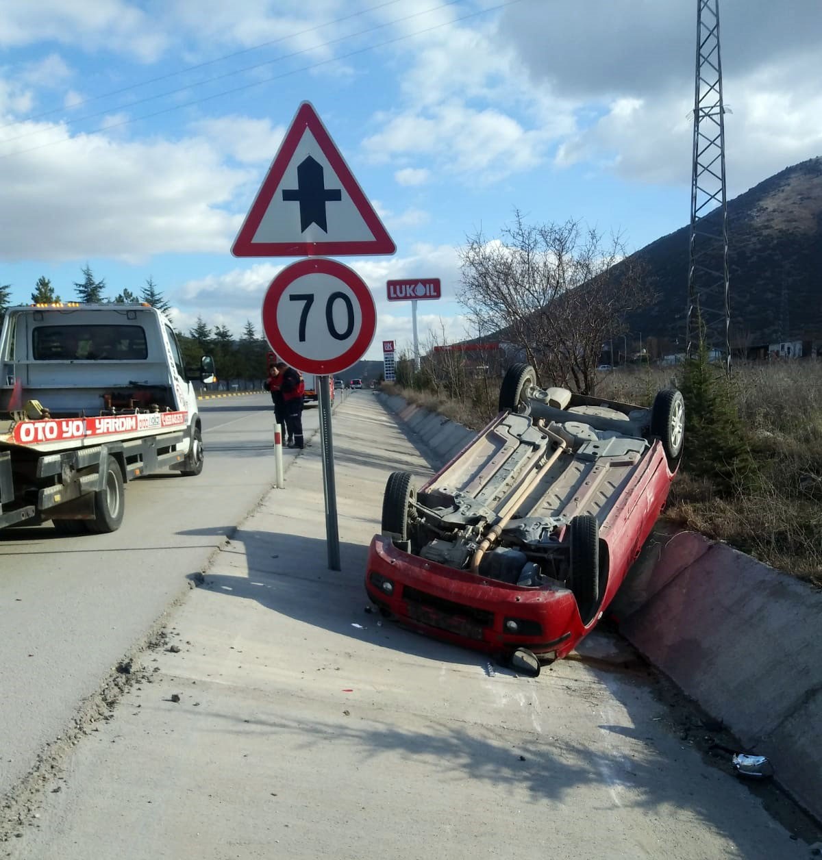 TAKLA ATAN OTOMOBİL TERS DÖNEREK ŞARAMPOLE UÇTU ISPARTA'DA KONTROLDEN ÇIKAN OTOMOBİL TAKLA ATTI: 1 YARALI