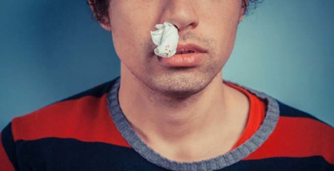 Tıkanıklık şikayetiyle doktora giden adamın burnundan diş çıktı