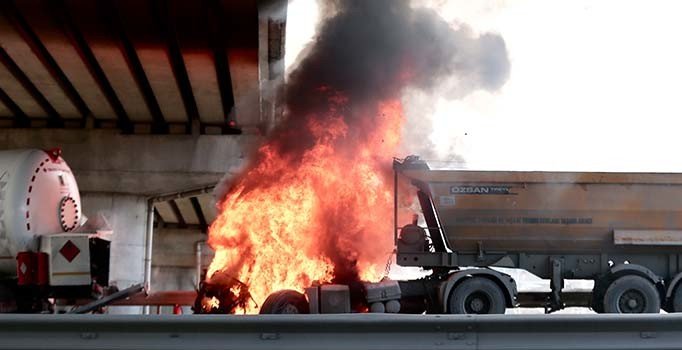TEM'de feci kaza: Akaryakıt tankeri ile kamyon çarpıştı