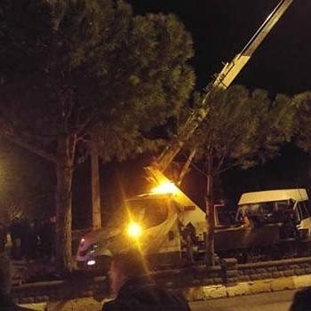 Kamyonet elektrik direğine çarptı, bakım yapan işçi öldü