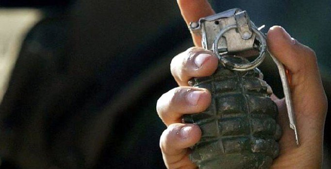 Endonezya'da el bombası patladı, 2 çocuk can verdi