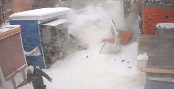 Çöken çatının altında kalmaktan son anda kurtuldular