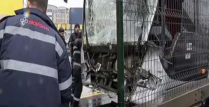 Haramidere'de metrobüsler çarpıştı: Yaralılar var
