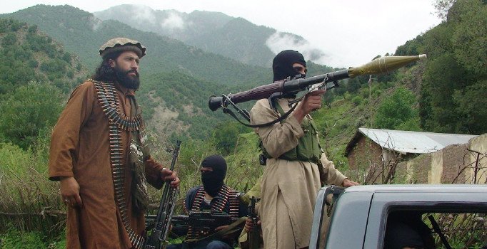Taliban militanları 150 Afgan askerini esir aldı