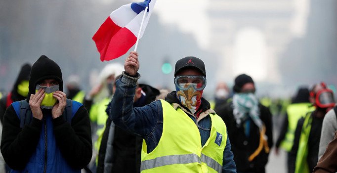 Fransa'da eylemcilere sert ceza öngören yasa tasarısı onaylandı