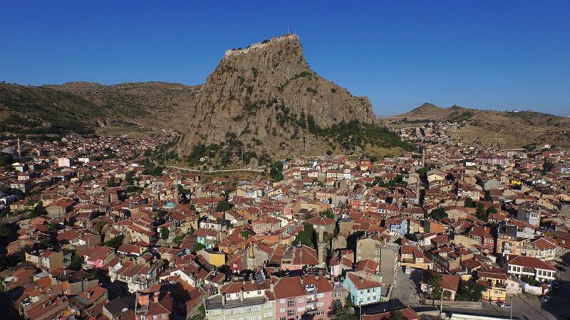 Tarihi Afyonkarahisar Kalesi'ne 550 basamaklı merdivenle çıkılıyor