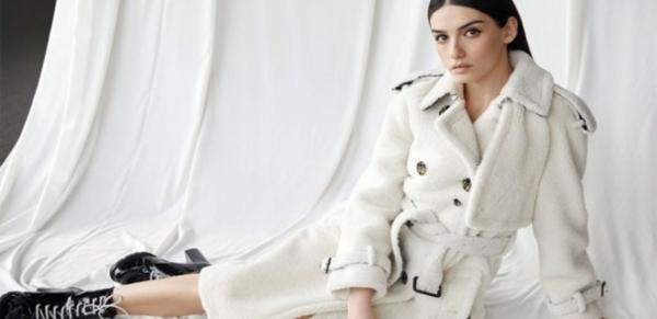 Hazar Ergüçlü’den uzaylılara selam