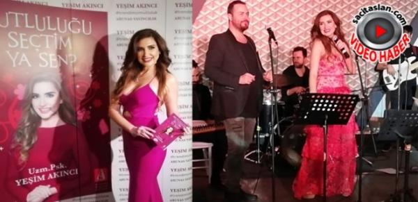 Uzman Psikolog Yeşim Akıncı kitap lansmanında şarkı söyledi