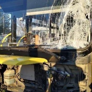 İETT otobüsü servis minibüsüne çarptı: Çok sayıda yaralı var