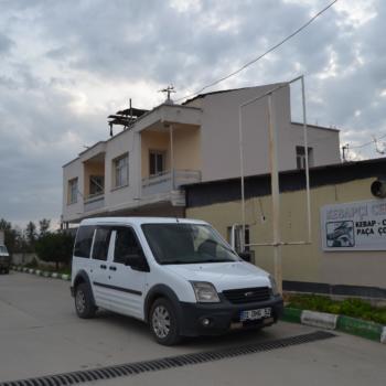 TARTIŞTIĞI EŞİNİ OĞLUNUN GÖZÜ ÖNÜNDE BIÇAKLADI