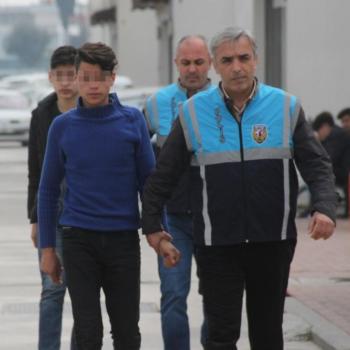 BOKS MAKİNESİ YERİNE KOYDUĞU ÇOCUĞU DÖVEN ZANLI TUTUKLANDI ADANA'DA PARKTA YAKALADIĞI SEVGİLİSİNİN ESKİ SEVGİLİSİNİ CEBİNE 1 LİRA BIRAKIP SAATLERCE DARP EDEN VE BUNU DA VİDEOYA ÇEKTİRDİĞİ İLERİ SÜRÜLEN GENÇ İLE ARKADAŞI TUTUKLANDI DARP EDİLEN MUSA ANIL B., "BANA YAPTIKLARI YANLARINA KAR KALMADI" DEDİ