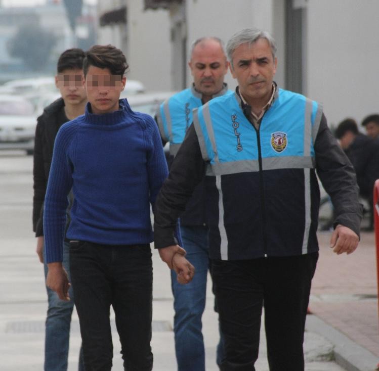 BOKS MAKİNESİ YERİNE KOYDUĞU ÇOCUĞU DÖVEN ZANLI TUTUKLANDI ADANA'DA PARKTA YAKALADIĞI SEVGİLİSİNİN ESKİ SEVGİLİSİNİ CEBİNE 1 LİRA BIRAKIP SAATLERCE DARP EDEN VE BUNU DA VİDEOYA ÇEKTİRDİĞİ İLERİ SÜRÜLEN GENÇ İLE ARKADAŞI TUTUKLANDI DARP EDİLEN MUSA ANIL B., "BANA YAPTIKLARI YANLARINA KAR KALMADI" DEDİ