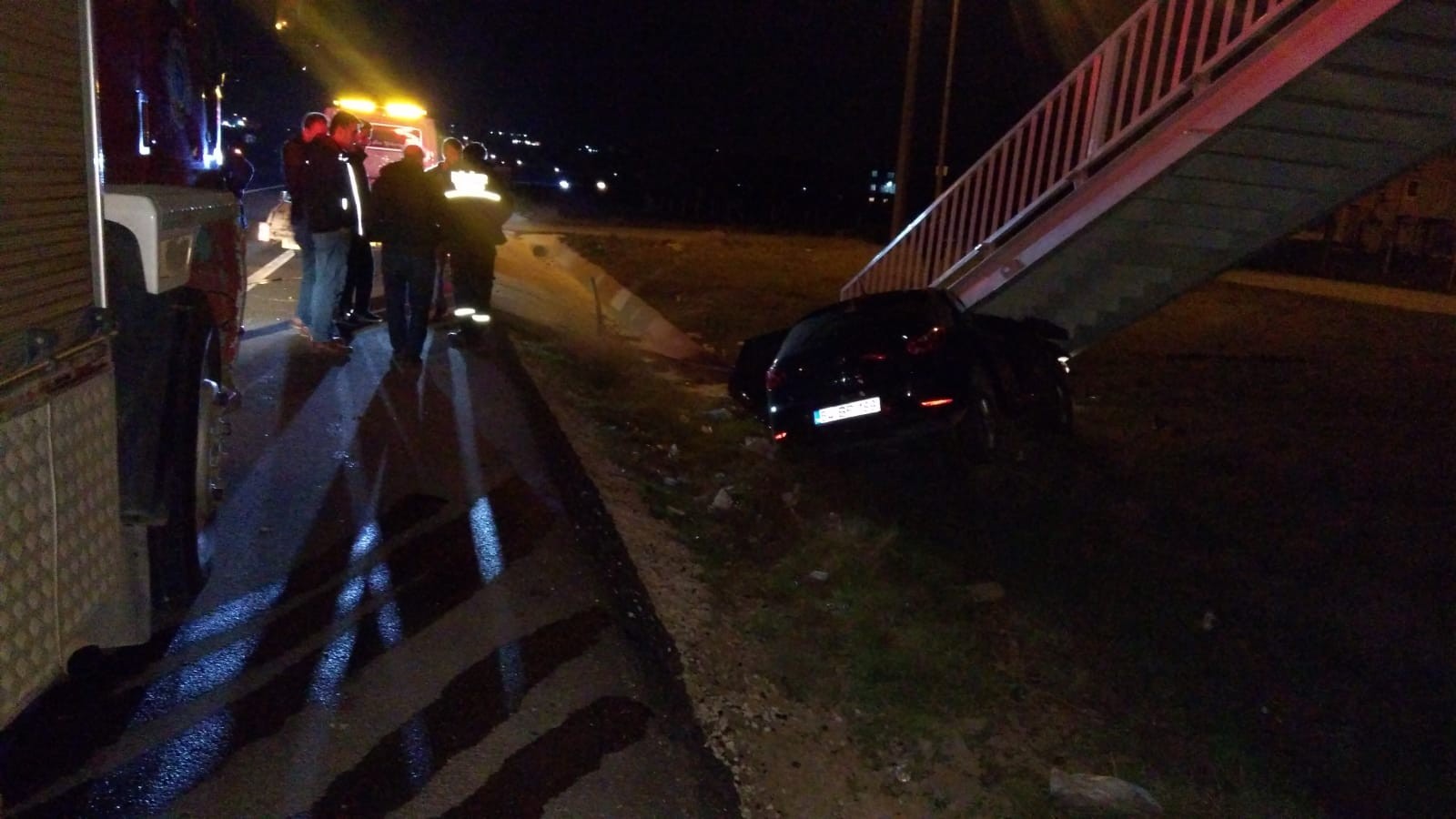 KONTROLDEN ÇIKAN OTOMOBİL ÜST GEÇİT MERDİVENİNE ÇARPARAK DURABİLDİ... 2 YARALI