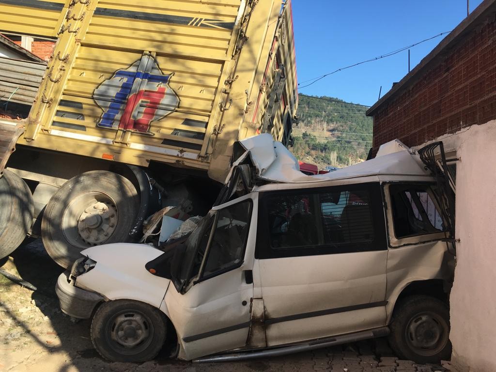 ŞOFÖRSÜZ KAZA FRENİ BOŞALAN TIR, PARK HALİNDEKİ TİCARİ ARACI HURDAYA ÇEVİRDİ