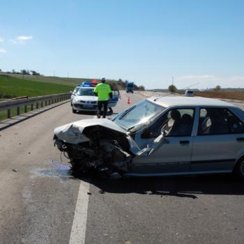 LASTİĞİ PATLADI, KARŞI ŞERİTTEKİ OTOMOBİLLE ÇARPIŞTI: 2 YARALI