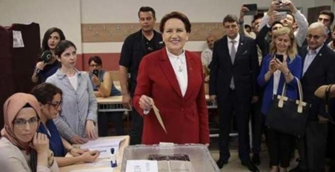 Siyasi liderler de sandık başında