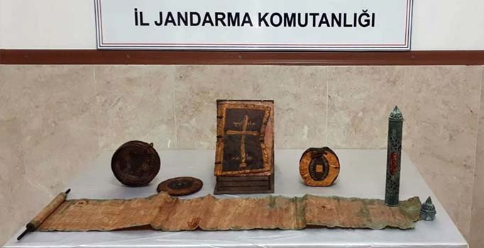 Antalya'da altın işlemeli 1400 yıllık deri kitap ele geçirildi