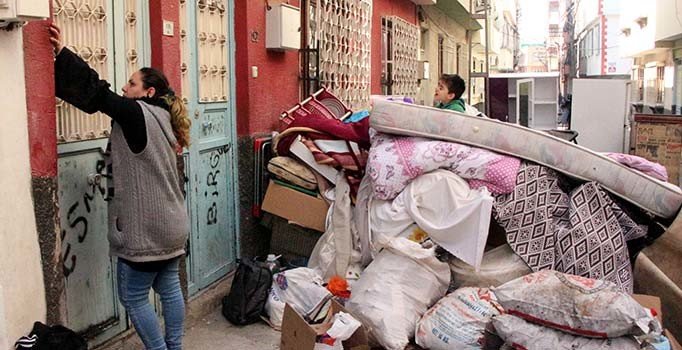 Eşinin ailesi tarafından eşyalarıyla birlikte sokağa atıldı