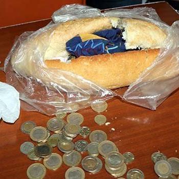 Dilendikleri parayı ekmek arasına sakladılar