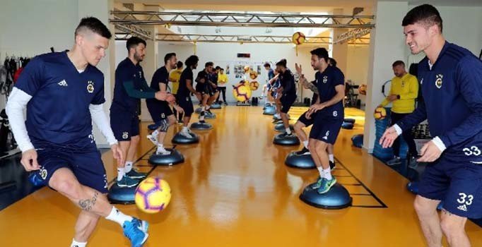 Fenerbahçeli futbolcular salonda çalıştı