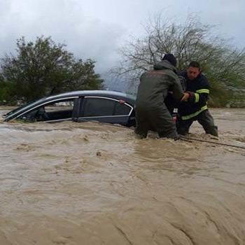 KKTC sele teslim: Evleri su bastı, araçlar sürüklendi