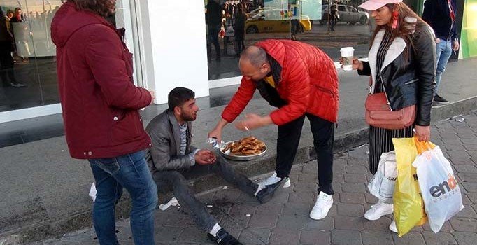 Hayrete düşüren dilencilik yöntemi: Ağzına kan torbası koyun, kendini yere attı