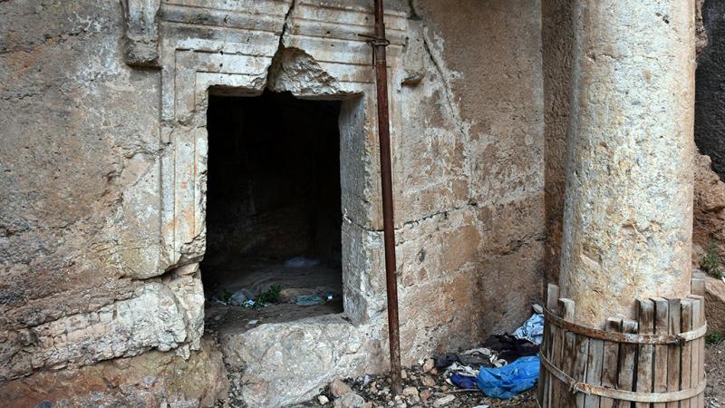 Kaya mezarlarında tarihi ayıp