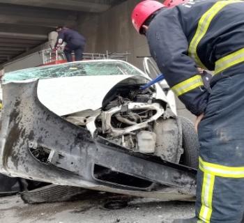 Kontrolden çıkan otomobil önce araca, sonra duvara çarptı