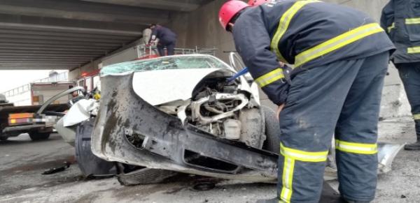 Kontrolden çıkan otomobil önce araca, sonra duvara çarptı