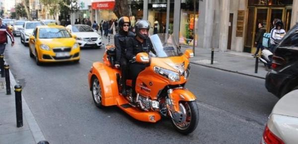 Cem Yılmaz ve Defne Samyeli Nişantaşı trafiğine takıldı