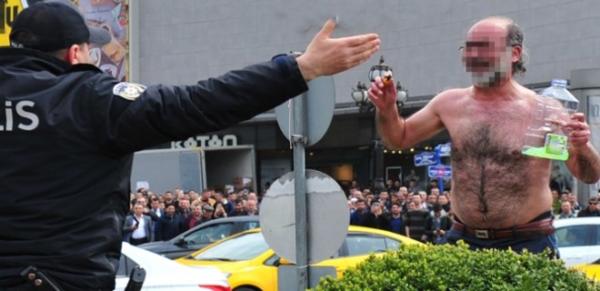 Üzerine benzin döküp kendini yakmaya çalıştı!