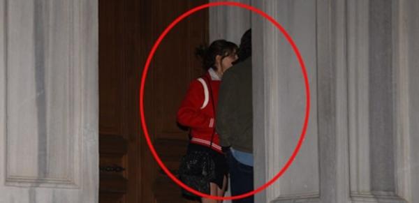 Ece Sükan merdivende aşka geldi