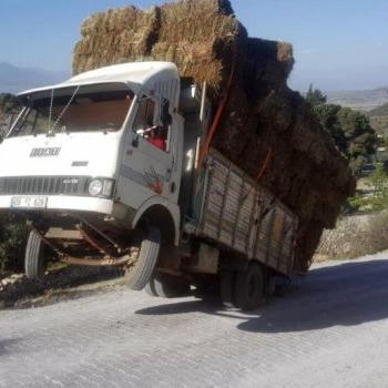Rampa çıkan kamyon iki tekerlek üzerinde kaldı