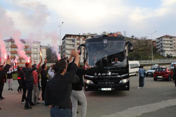 BEŞİKTAŞ, RİZE'DE MEŞALELERLE KARŞILANDI