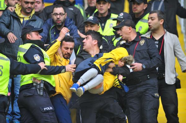 FENERBAHÇE MAÇINDA ÇIKAN ARBEDE SONUCU KÜÇÜK ÇOCUK ŞOKA GİRDİ