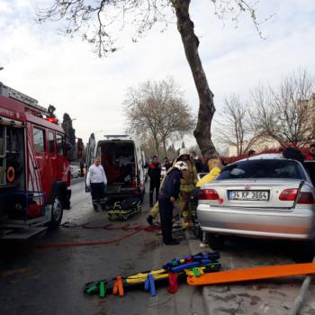 FATİH'TE SIKIŞMALI KAZA: 2'Sİ AĞIR 5 YARALI KAZAYA YOL AÇAN SÜRÜCÜ OLAY YERİNDEN KAÇTI