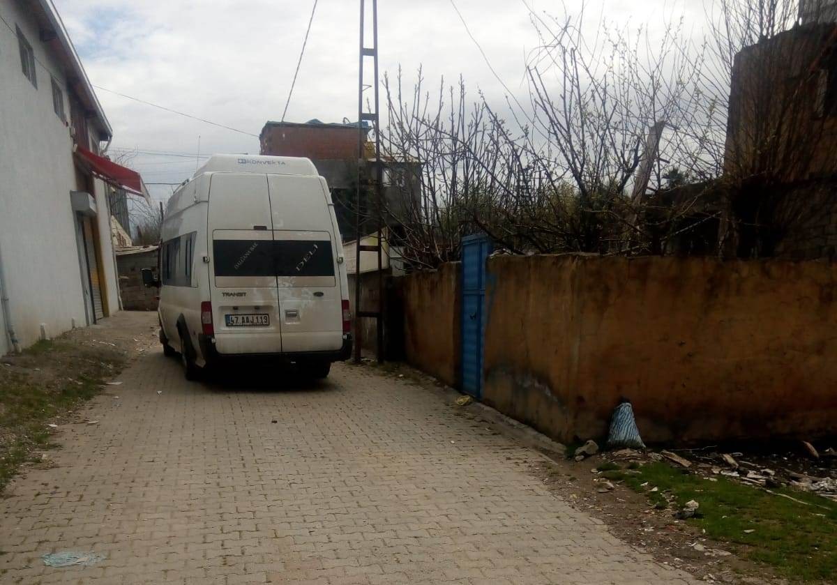 BATMAN'DA 8 YAŞINDAKİ ÇOCUK MİNİBÜSÜN ALTINDA KALARAK HAYATINI KAYBETTİ