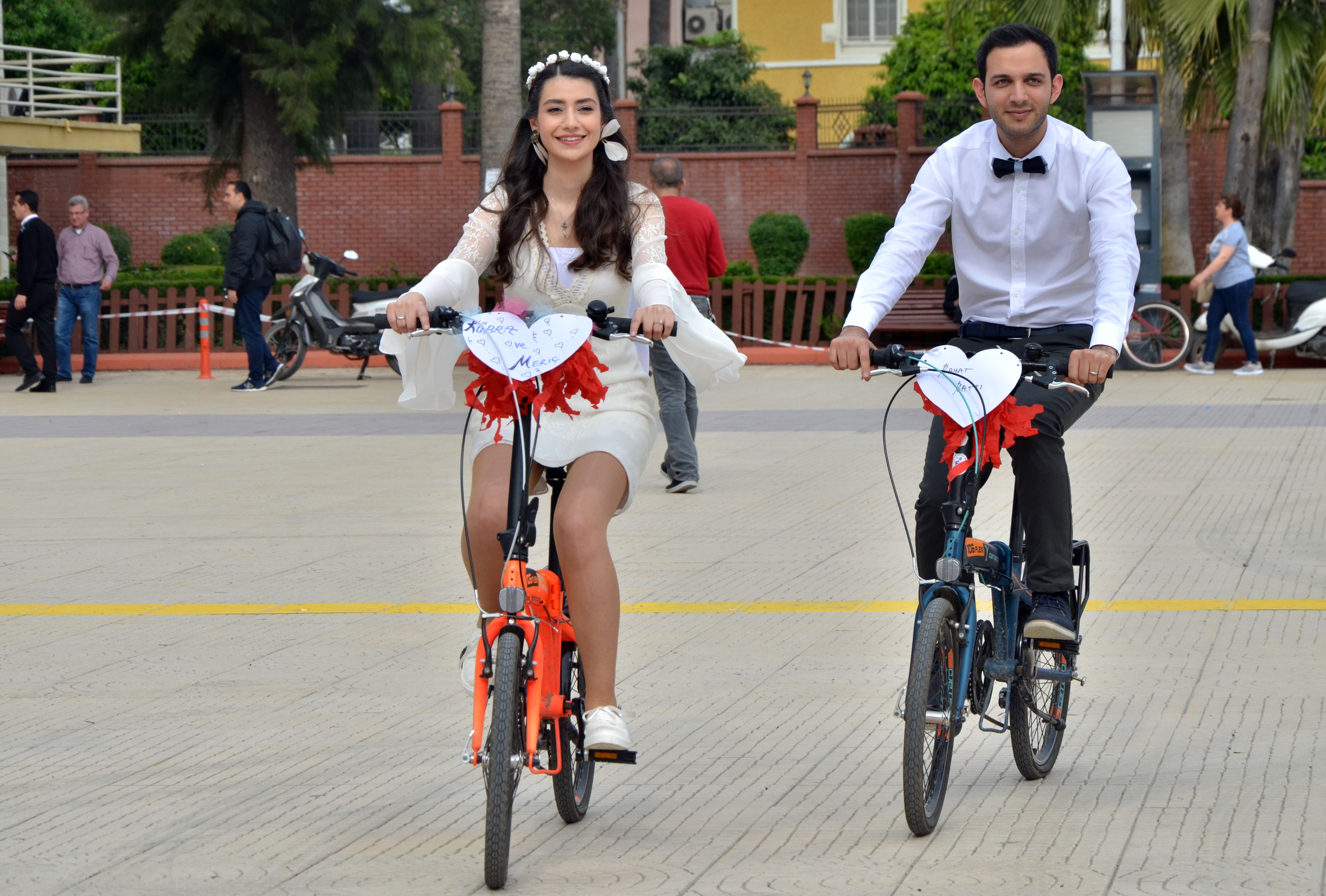 GELİN VE DAMAT BİSİKLETLİ KONVOYLA MUTLULUĞA PEDAL ÇEVİRDİ ADANA'DA KÜBRA AYKIN VE MERİÇ MENEKŞE ÇİFTİ SÜSLEDİKLERİ BİSİKLETLERLE GELİN KONVOYU YAPIP CADDELERDE DOLAŞTI