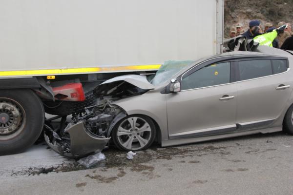 AFYONKARAHİSAR'DA FECİ KAZA, GENÇ KIZ HAYATINI KAYBETTİ